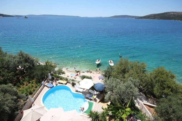 Villa Lucija: Ferienwohnung direkt am Meer mit Pool